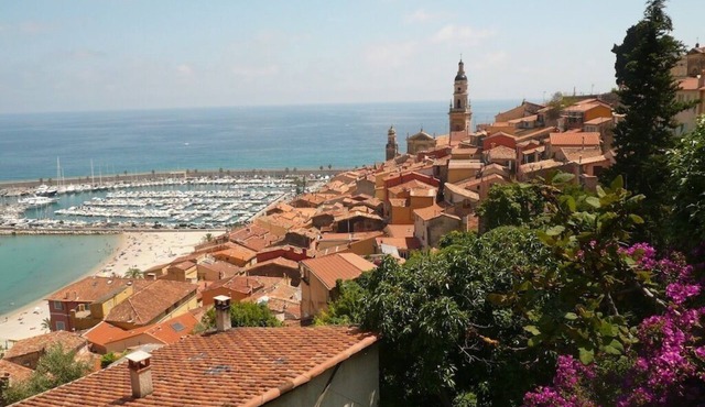 In the heart of Menton, picturesque, air-conditioned 3-room apartment. Wifi.
