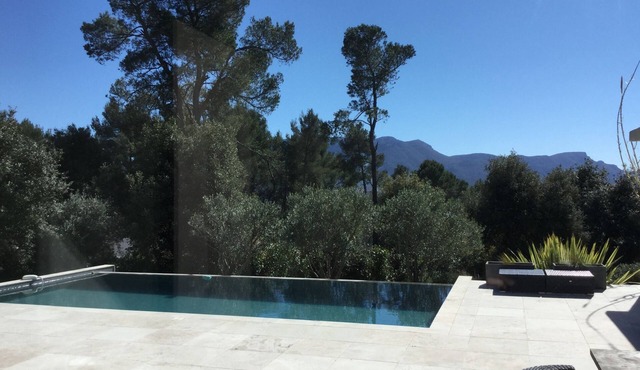 In the heart of nature, just a few kilometers from Aix-en-Provence, a change of scenery guaranteed.