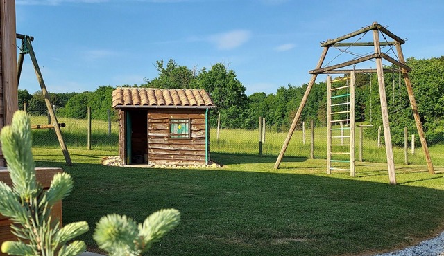 In the heart of Périgord, chalet for 5 people with swimming pool in a green setting.