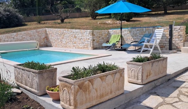 In the heart of Provence, beautiful, peaceful property with swimming pool. Magnificent view!