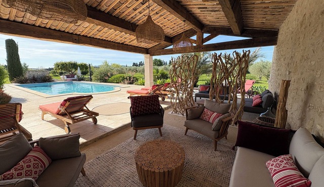 In the heart of Provence, the House of Friends offers you a haven of peace.