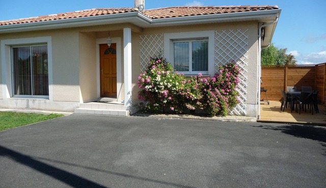 In the heart of the Bassin d'Arcachon, on the edge of the salt marshes and the coastal path.