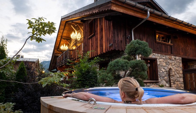 In the heart of the village, 400m from the slopes: Sauna, Nordic bath, fireplace.