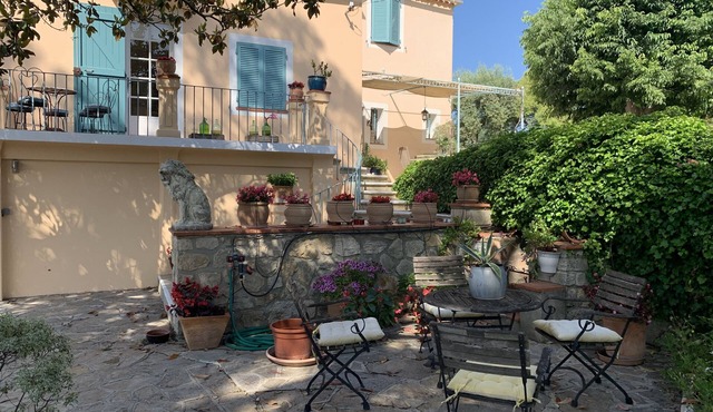 In the heart of the Bandol vineyards charming sunny villa Provencal