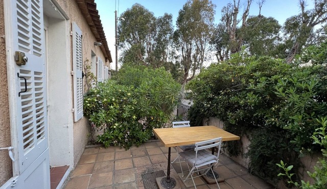 In the heart of the village, luxury studio 17m2, flowered terrace 9 m2, air conditioning