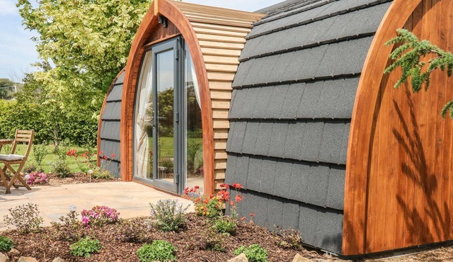 In the heart of the countryside close to the river Tamar & offers tranquillity