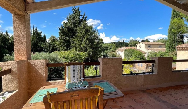 In the heart of the Alpilles - Apartment with swimming pool in a quiet private estate