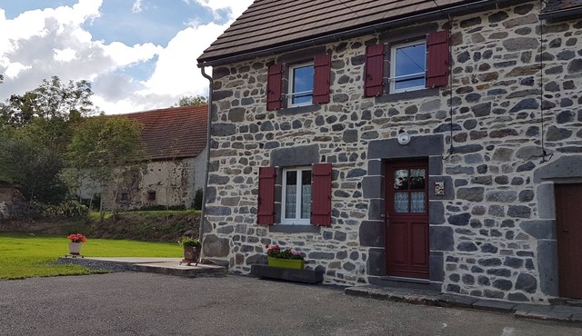 In the heart of the Auvergne volcanoes, the Gîte des jonquilles welcomes you