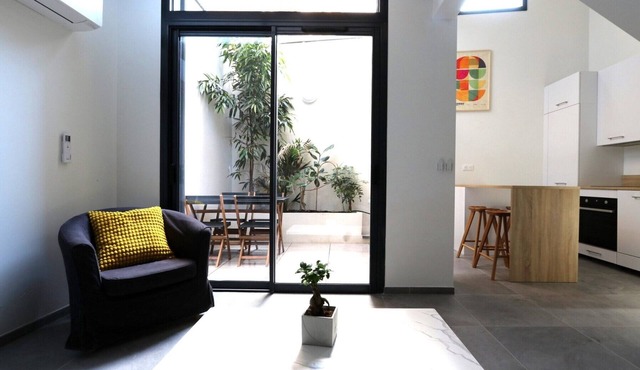 In the heart of the authentic Libération district, beautiful loft with patio.