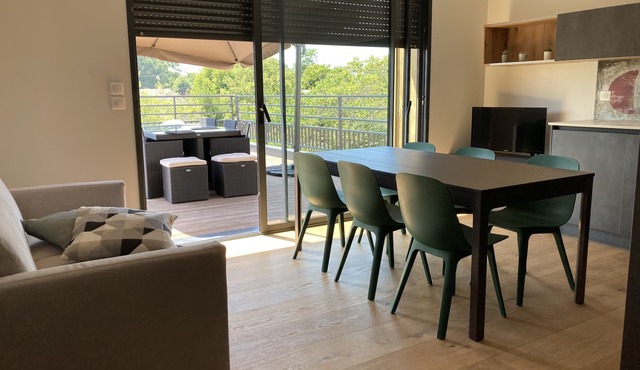 In the heart of the Bassin d'Arcachon, fully renovated apartment with 30m² terrace