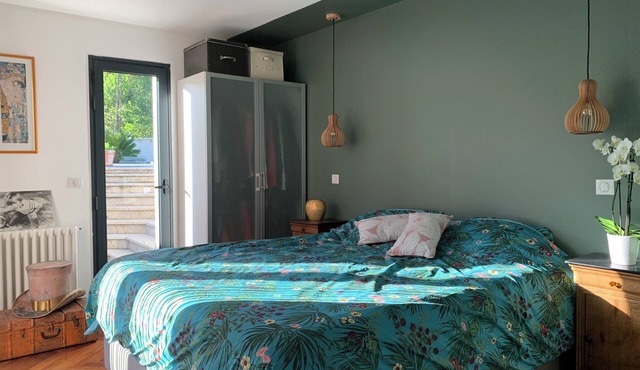 In the heart of the Bordeaux region, family home with swimming pool