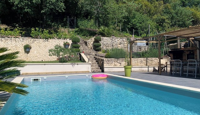 In the heart of the Bordeaux wine-growing region: a family home with a pool