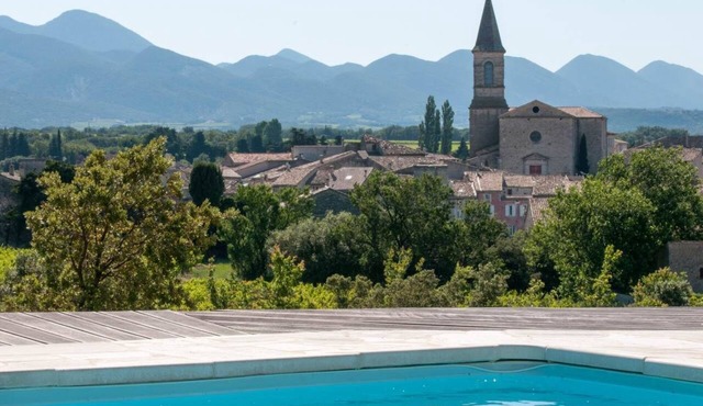 In the heart of the Drôme Provençale, house 140 m² not overlooked near village