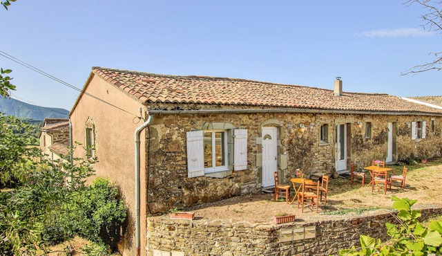 In the heart of the Drôme des Collines, on the heights of the hamlet of Comps, known for its fully r