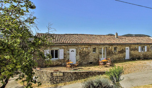 In the heart of the Drôme des Collines, on the heights of the hamlet of Comps, known for its fully r