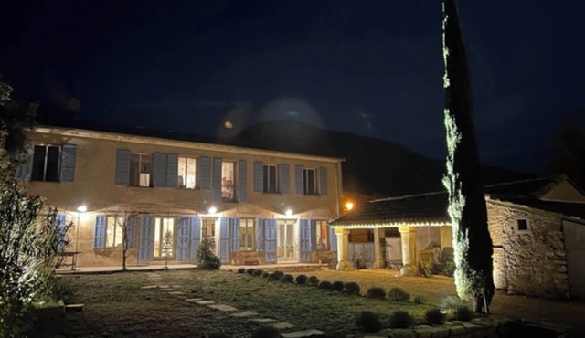 In the heart of the Luberon and the Colorado Provençal, former school completely renovated