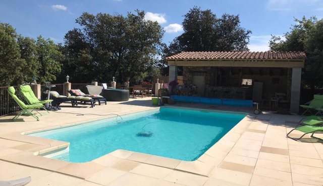 In the heart of the Luberon, spacious villa with private pool and jacuzzi
