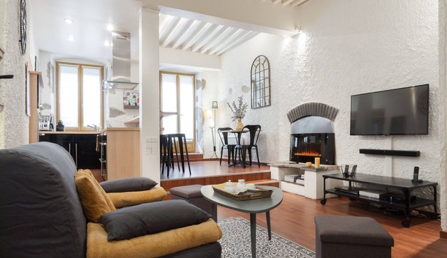 In the heart of the old town, quiet loft with pretty sunny terrace