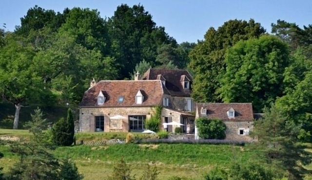 In the heart of the Périgord Noir, an old 18th century farm with complete independence