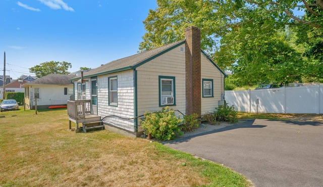 In the heart of the Pier, short walk to Narragansett Beach, Towers and shops!