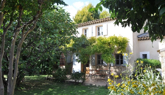 In the heart of the village: 3 small detached houses with garden and parking space