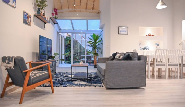 In the heart of the Vieux-Port : 2BR & Private Courtyard