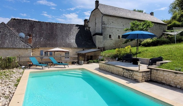 In the heart of the village, house for 8 with pool