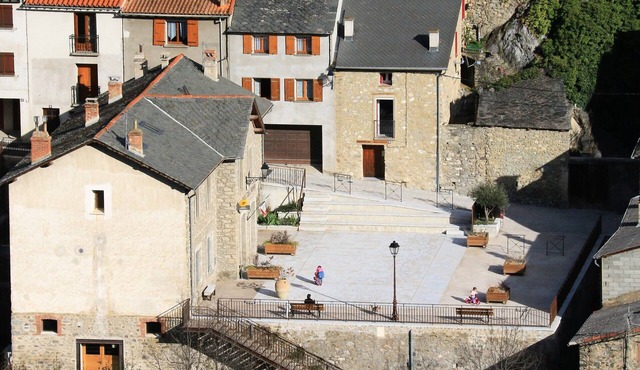 In the heart of the village of Nyer, at the gates of the nature reserve.