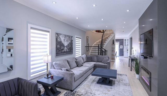 In the Heart of Vaughan minutes to Vaughan Mills Shopping Center 1 Parking