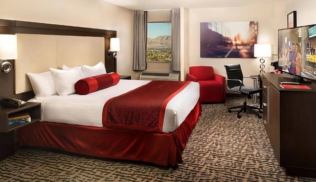 In the Heart of Vegas Attractions! Casino, Pool, Game Room, Near Mob Museum!