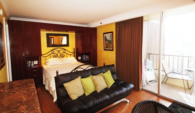 In The Heart Of Waikiki - Premium Studio Condo - Rated 9.6 out of 10!