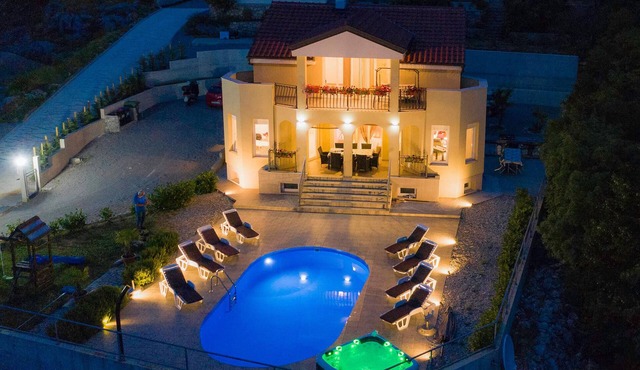 In the hinterland of the Crikvenica Riviera, in a beautiful green landscape, this villa is located.