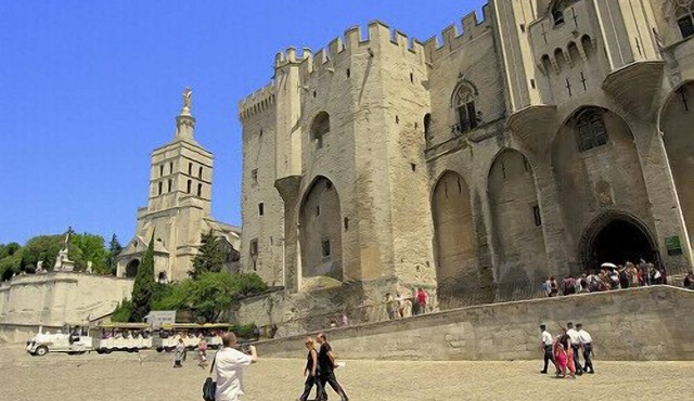 In the historic center of Avignon, pleasant luxury F3.