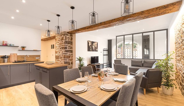 In the hyper-center, a stone's throw from Vieux-Lyon and Les Subsistances