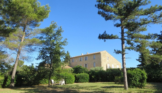 In the Luberon, apartment in a Provencal country house in the heart of the pine forest
