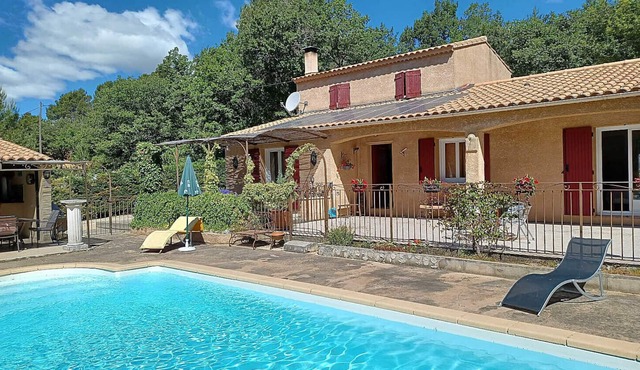 In the Luberon countryside, air-conditioned villa with fenced pool