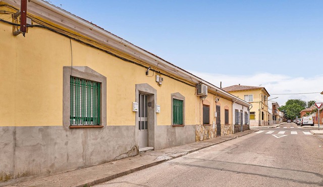 In the Madrid metropolitan area, this functional apartment welcomes you.