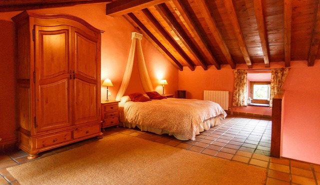 In the middle of the Biosphere Reserve you will find the Cas Roble located in the heart of the town