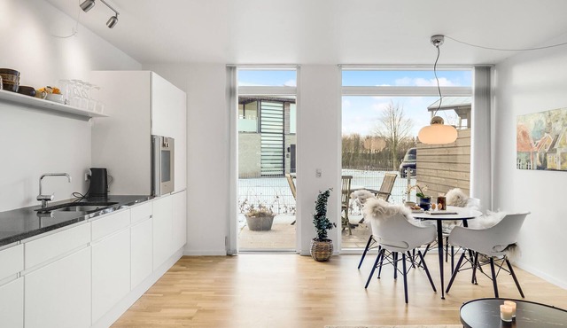 In the middle of Djursland we find this comfortable terraced house on 2 floors.