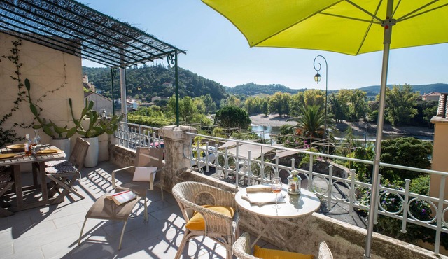 In the middle of Roquebrun, sunny terrace overlooking the river