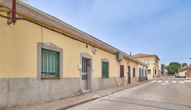 In the outskirts of Madrid, this pleasant vacation home welcomes you in San Martin.