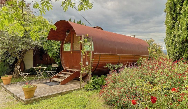 In the quiet countryside, surrounded by vineyards, a comfortable air-conditioned Tonneau.