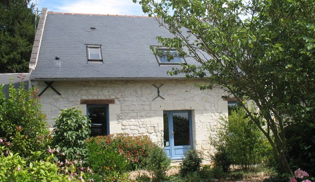 In the Saumur vineyard, house of character in tuffeau, calm and spacious