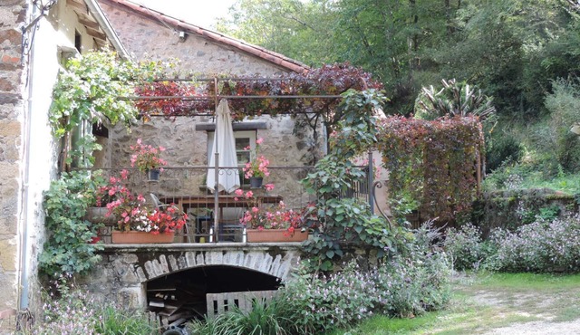 In the shade of a rouergat mill, house by the water