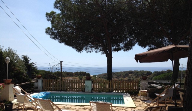 In the shade of the pines between GRO and BCN, quiet and by the sea
