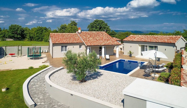 In the small village of Filipana, not far from the town of Vodnjan, you will find this vacation home