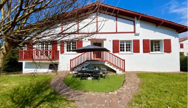 In the village, house, garden, parking, walking distance to the beach