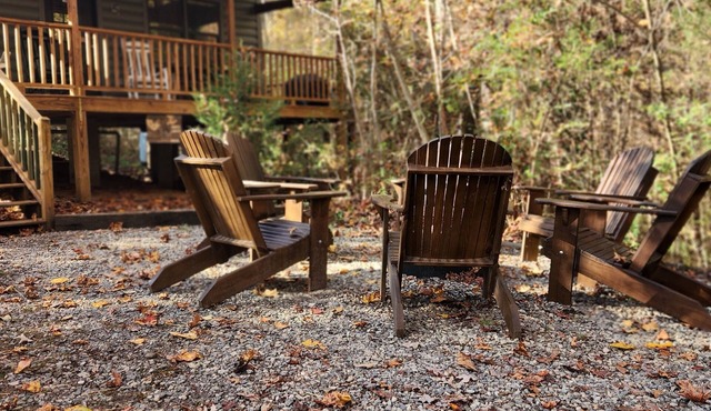 In the Woods feel, Walk to Town, Hot tub! Dogs Welcome, Fire Pit