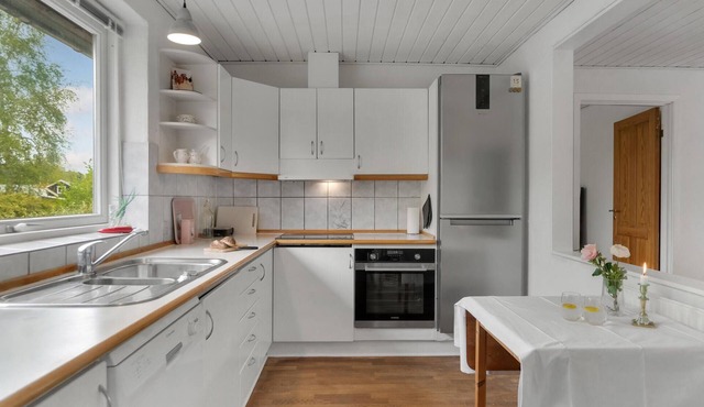 In this attractive vacation home you can look forward to a wonderful time near the sea.