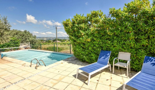 In this beautiful vacation home with access to the pool you can enjoy a relaxing vacation.